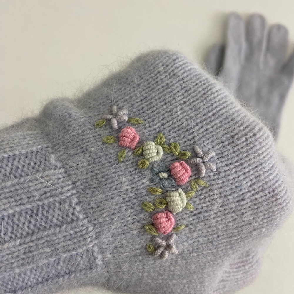NWOT Women’s bluish gray floral embroidered knit warm winter gloves lambswool - Picture 3 of 4